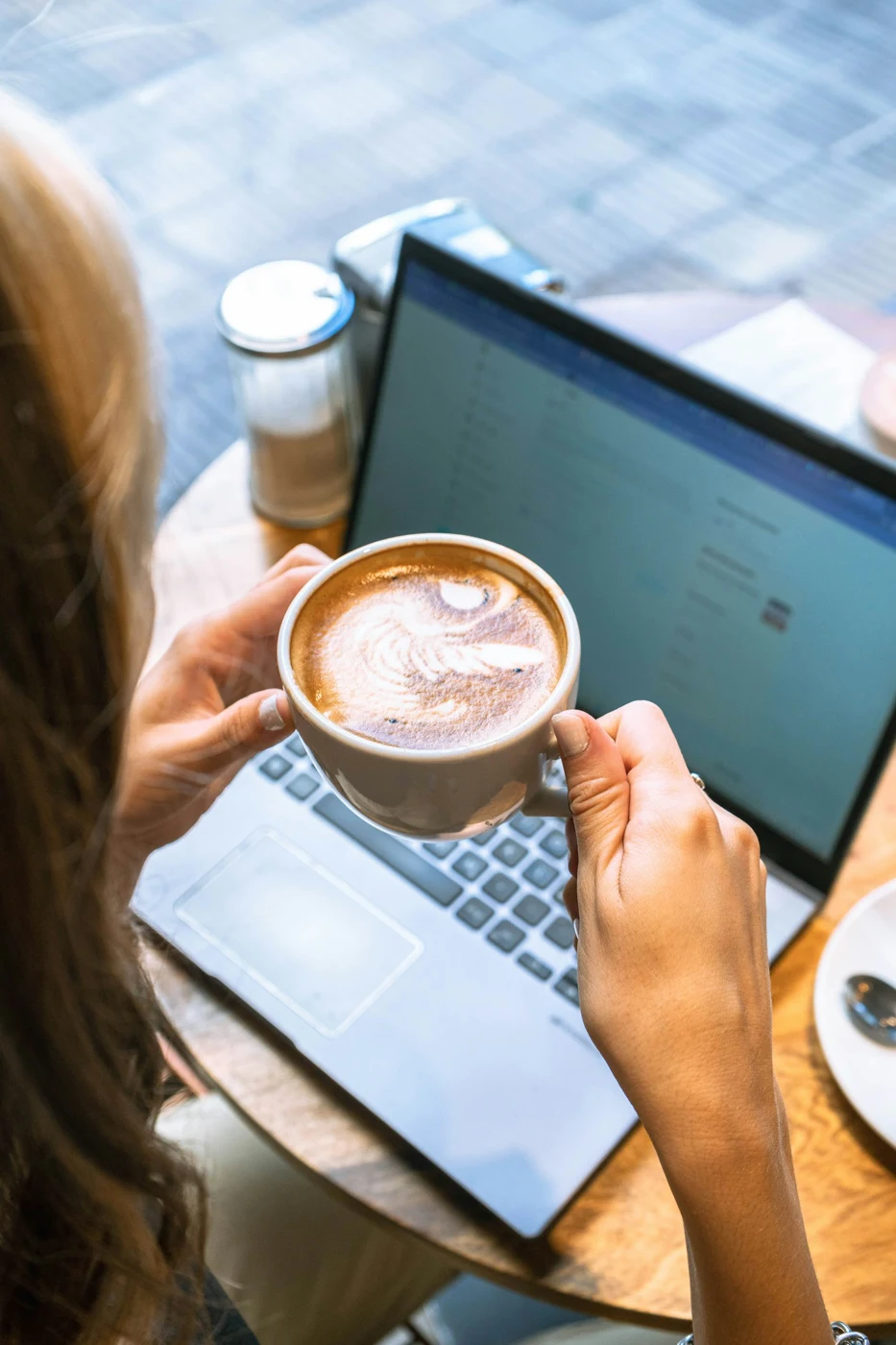 A guest using a laptop at a cafe